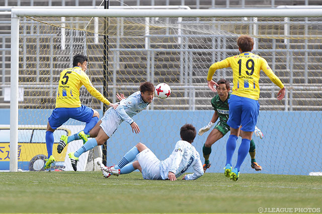 栃木の猛攻を最後まで抑え切った琉球守備陣【明治安田Ｊ３ 第1節 栃木vs琉球】