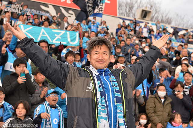 試合後にファン・サポーターの大声援を受けた三浦 知良（横浜FC）【明治安田Ｊ２ 第3節 横浜FCvs群馬】