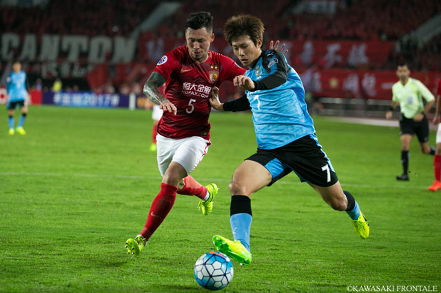 激しく競り合いボールを追う車屋 紳太郎（川崎Ｆ）【ＡＣＬ GS MD3 広州恒大vs川崎Ｆ】