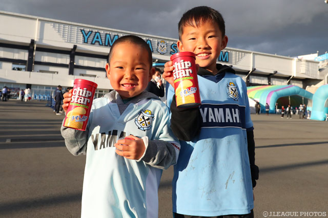 お菓子を手にニッコリ笑顔の磐田ちびっ子サポーター【ルヴァンカップ GS 第1節 磐田vs札幌】