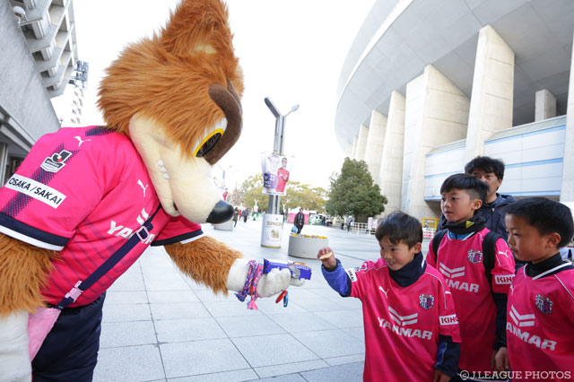 会場前でロビーが子供たちにルヴァンをおすそ分け！【ルヴァンカップ GS 第1節 Ｃ大阪vs横浜FM】