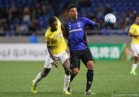 ラミレス（江蘇蘇寧）と競り合うファビオ（Ｇ大阪）【ＡＣＬ GS MD3 Ｇ大阪vs江蘇蘇寧】