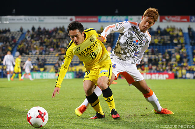 中川 寛斗（柏）をタイトにマークする野津田 岳人（清水）【ルヴァンカップ GS 第1節 柏vs清水】