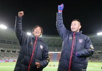 ファン・サポーターと「シャー！」で勝利を喜ぶ中島 翔哉と阿部 拓馬（FC東京）【ルヴァンカップ GS 第1節 FC東京vs仙台】