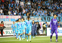 勝利目前で引き分けに持ち込まれ悔しさを滲ませる鳥栖の選手達【ルヴァンカップ GS 第1節 鳥栖vs新潟】