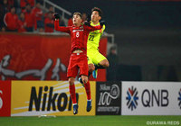 オスカル（上海上港）と空中戦を繰り広げる阿部 勇樹（浦和）【ＡＣＬ GS MD3 上海上港vs浦和】