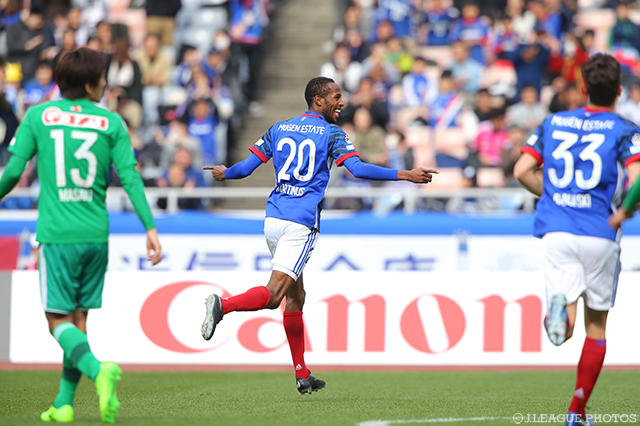 33分にドリブルから左足で先制ゴールを決めたマルティノス（横浜FM）【明治安田Ｊ１ 第4節 横浜FMvs新潟】