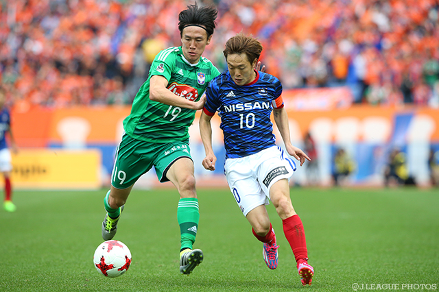 厳しいチェックを受ける齋藤 学（横浜FM）【明治安田Ｊ１ 第4節 横浜FMvs新潟】