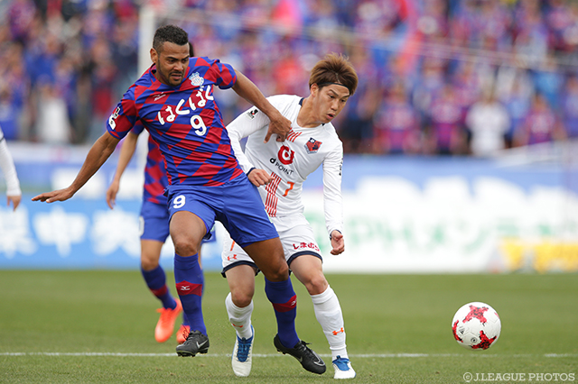 ウイルソン（甲府）と激しく競り合う江坂 任（大宮）【明治安田Ｊ１ 第4節 甲府vs大宮】