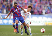 ウイルソン（甲府）と激しく競り合う江坂 任（大宮）【明治安田Ｊ１ 第4節 甲府vs大宮】