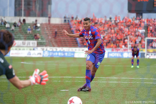 70分に決勝のPKを決めたウイルソン（甲府）【明治安田Ｊ１ 第4節 甲府vs大宮】