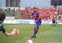 70分に決勝のPKを決めたウイルソン（甲府）【明治安田Ｊ１ 第4節 甲府vs大宮】