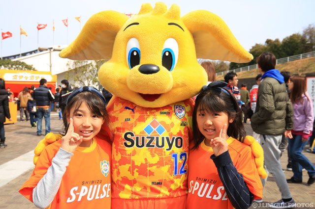 女子サポ2人がこパルちゃんとピースサイン！【明治安田Ｊ１ 第4節 清水vs鹿島】