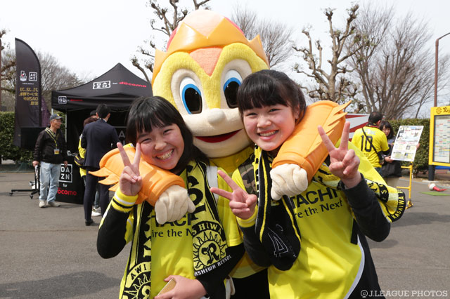 大人気のレイくんが女子サポを独り占め！【明治安田Ｊ１ 第4節 柏vs仙台】