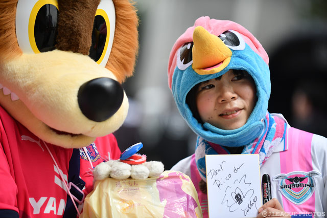 ロビーとウィントスのツーショット…と思いきや右の方は被り物【明治安田Ｊ１ 第4節 Ｃ大阪vs鳥栖】