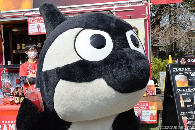 赤いカクテルを堪能するグランパスくん。試合前にあまり飲みすぎないでね…【明治安田Ｊ２ 第4節 名古屋vs水戸】