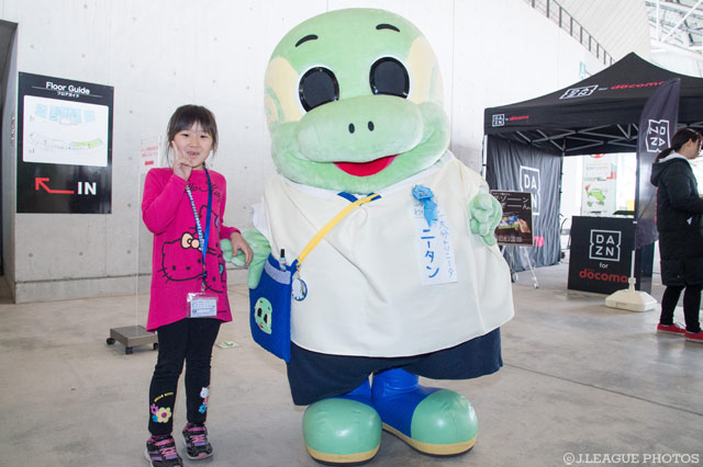 かわいいニータンは女子に大人気！今日は園児の恰好です【明治安田Ｊ２ 第4節 大分vs徳島】