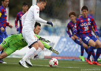 体を張って大宮攻撃陣からゴールを守った岡 大生（甲府）【明治安田Ｊ１ 第4節 甲府vs大宮】