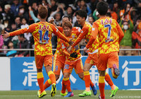 3連勝を狙う清水は41分に金子 翔太（中央）のJ1初ゴールで先制【明治安田Ｊ１ 第4節 清水vs鹿島】