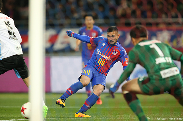 先制のオウンゴールを誘発するシュートを放った阿部拓馬（FC東京）【明治安田Ｊ１ 第4節 FC東京vs川崎Ｆ】