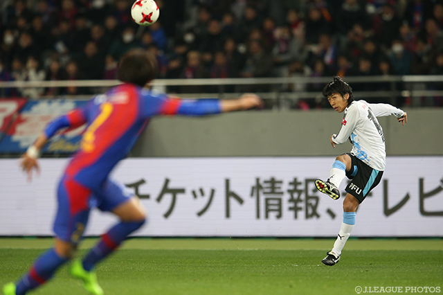 ゴール前にクロスをあげる中村 憲剛（川崎Ｆ）【明治安田Ｊ１ 第4節 FC東京vs川崎Ｆ】
