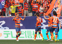 前線でのボール奪取から見事なループシュートを決めた佐藤 悠希（長野）【明治安田Ｊ３ 第2節 長野vsYS横浜】