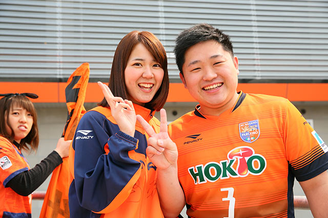 長野サポのカップルが試合前にピースサイン【明治安田Ｊ３ 第2節 長野vsYS横浜】