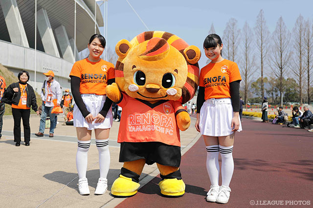 マスコット総選挙第3位と躍進著しいレノ丸。女子にもモテモテです。【明治安田Ｊ２ 第4節 山口vs東京Ｖ】