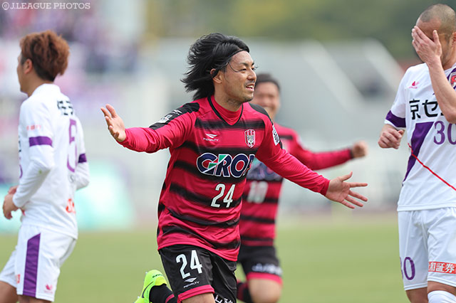 交代出場で2ゴールとストライカーの本領を発揮した赤嶺 真吾（岡山）【明治安田Ｊ２ 第4節 岡山vs京都】