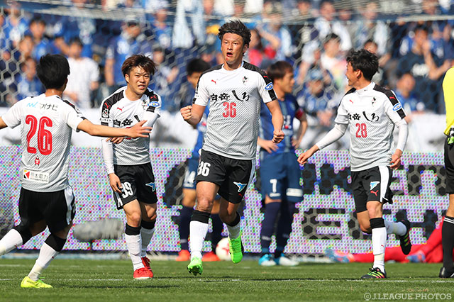 同点ヘッドを押し込み、試合を振り出しに戻した巻 誠一郎（熊本）【明治安田Ｊ２ 第4節 福岡vs熊本】