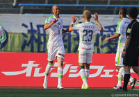 今季初得点となる決勝ゴールを見事に流し込んだジネイ（湘南）【明治安田Ｊ２ 第4節 愛媛vs湘南】