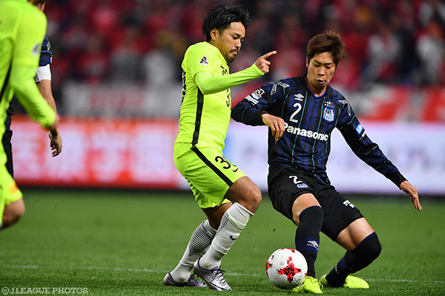 興梠 慎三（浦和）と対峙する三浦 弦太（Ｇ大阪）【明治安田Ｊ１ 第4節 Ｇ大阪vs浦和】