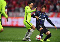 興梠 慎三（浦和）と対峙する三浦 弦太（Ｇ大阪）【明治安田Ｊ１ 第4節 Ｇ大阪vs浦和】