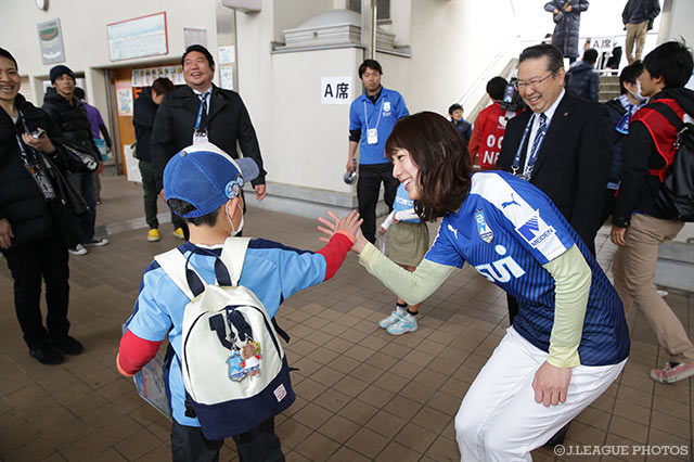 女子マネの佐藤 美希が沼津ファンの男の子とハイタッチ【明治安田Ｊ３ 第3節 沼津vs藤枝】