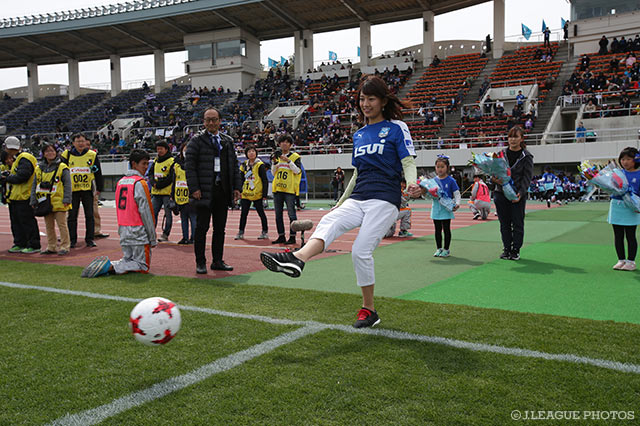 女子マネの佐藤 美希が試合前にキックインセレモニーを行いました【明治安田Ｊ３ 第3節 沼津vs藤枝】