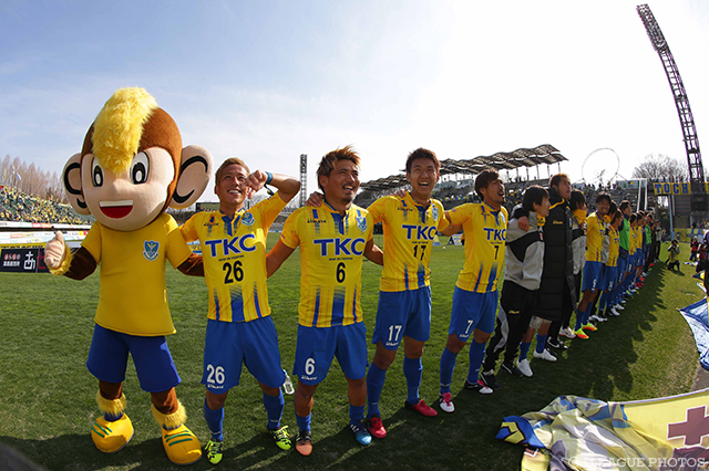 待望の今季初勝利を喜ぶ栃木の選手たち【明治安田Ｊ３ 第3節 栃木vsYS横浜】