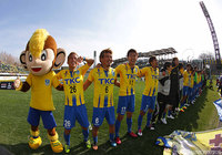 待望の今季初勝利を喜ぶ栃木の選手たち【明治安田Ｊ３ 第3節 栃木vsYS横浜】