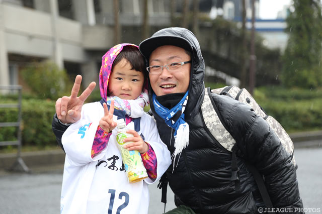 鹿児島サポーターの親子。応援の甲斐あってチームは今季2勝目【明治安田Ｊ３ 第3節 鹿児島vsG大23】