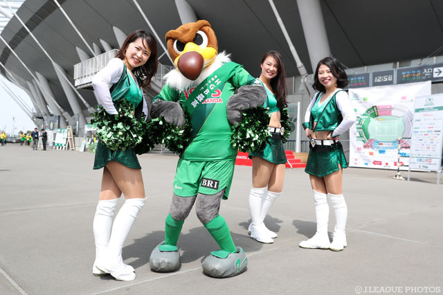 ヴェルディ君、美女に負けじと内股で対抗【明治安田Ｊ２ 第5節 東京Ｖvs岐阜】