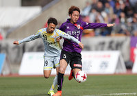 ボールを競り合う澤田 崇（長崎/左）と吉野 恭平（京都/右）【明治安田Ｊ2 第5節 京都vs長崎】