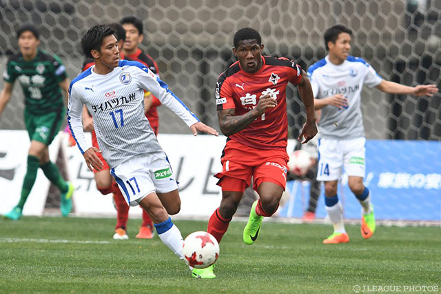 共に交代出場となった國分 伸太郎（大分）とグスタボ（熊本）【明治安田Ｊ２ 第5節 熊本vs大分】