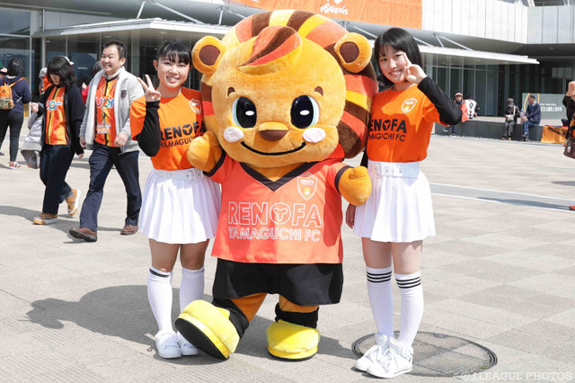 レノ丸と山口美女の3ショット！【明治安田Ｊ２ 第5節 山口vs讃岐】