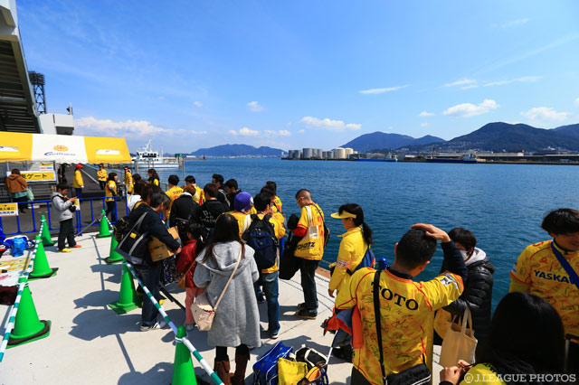 間近にオーシャンビューが広がるミクスタ【明治安田Ｊ３ 第3節 北九州vsＣ大23】