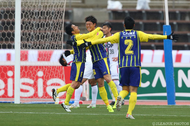 高井 和馬（中央）のゴールで今季初めて先制した群馬【明治安田Ｊ２ 第5節 群馬vs岡山】