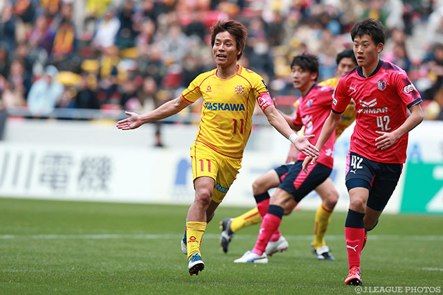 こぼれ球を押し込んで先制点を奪取した池元 友樹（北九州）【明治安田Ｊ３ 第3節 北九州vsＣ大23】