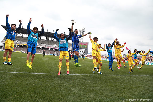 今季ホーム初勝利を挙げ、ファン・サポーターと喜びを分かち合った北九州【明治安田Ｊ３ 第3節 北九州vsＣ大23】