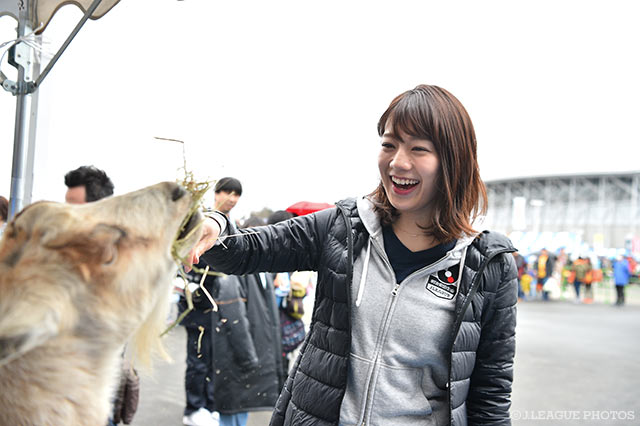 ヤギさんに餌をやるサトミキ。貴重な体験に心からの笑顔【明治安田Ｊ１ 第5節 磐田vs清水】