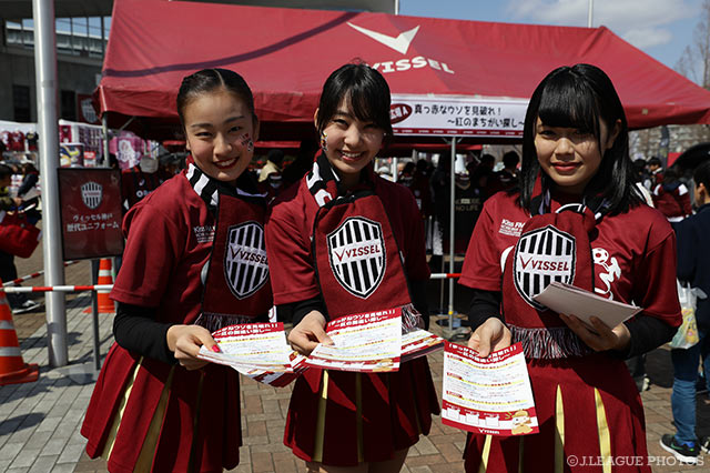 チラシを配る神戸のスタッフ。笑顔が眩しいです！【明治安田Ｊ１ 第5節 神戸vs浦和】