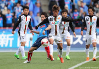 中盤で火花を散らす湯澤 洋介（水戸）と小塚 和季（山口）【明治安田Ｊ２ 第6節 水戸vs山口】