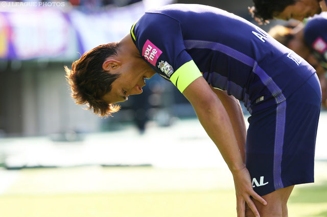 スタジアムに駆け付けたファン・サポーターに向け深々と頭を下げる青山 敏弘（広島）【明治安田Ｊ１ 第5節 広島vs柏】